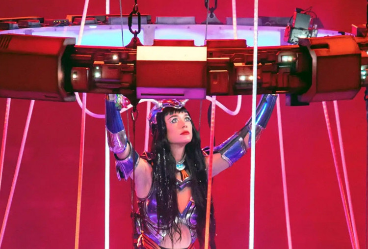 Katy Perry Alami Insiden saat Terbang di Panggung Lifetimes Tour