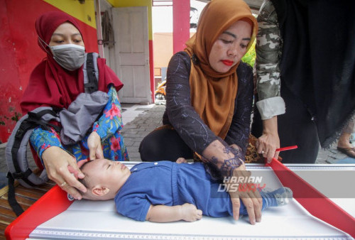 Kader posyandu mengukur panjang balita saat pelaksanaan Pos Pelayanan Terpadu (Posyandu) di Kawasan Perumahan Surya Asri 2 Jumputrejo, Sukodono, Sidoarjo, Jawa Timur, Sabtu, 11 November 2023. Badan Kependudukan dan Keluarga Berencana Nasional (BKKBN) Jawa Timur telah menargetkan angka prevalensi stunting di Jawa Timur tahun 2023 mengalami penurunan 16 persen dan pada tahun 2024 ini kembali turun menjadi 14 persen. (Lilik Isharyono untuk Harian Dsway)
