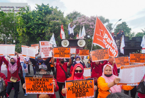 Sebanyak 500 masa melakukan aksi di depan Gedung Negara Grahadi, Surabaya, Jawa Timur, Rabu 31 Agus5us 2022. Aksi tersebut diikuti buruh dari berbagai daerah, mulai dari Kota Surabaya, Kabupaten Sidoarjo, Kabupaten Gresik, Kabupaten dan Kota Mojokerto, Pasuruan, Kabupaten Tuban, Probolinggo, Kabupaten Jember, Lumajang, hingga Banyuwangi untuk melakukan penolakan kenaikan harga terhadap harga bahan bakar minyak (BBM).