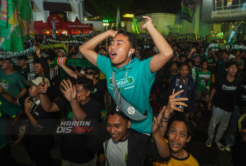 Ribuan Suporter Persebaya (Bonek dan Bonita) memadati lapangan urama Polrestabes Surabaya, serta jalan Jembatan Merah, Surabaya, Jawa Timur, Jumat 17 Juni 2022 malam. Ribuan Bonek dan Bonita tersebut menyuarakan dukungannya untuk Persebaya yang sedang berlaga melawan Persib Bandung di Piala Presiden 2022.
