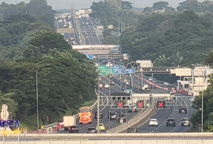 One Way Mulai Berlaku di Tol Japek KM 70, Lalu Lintas Masih Ramai Lancar
