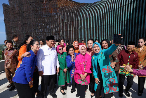 Habis Rapat, Prabowo Selfie Bareng Ibu Negara dan Istri-Istri Menteri Kabinet Indonesia Maju