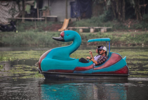 Warga Bojongsari menikmati perahu bebek sambil ngabuburit di Setu Tujuh Muara, Bojongsari