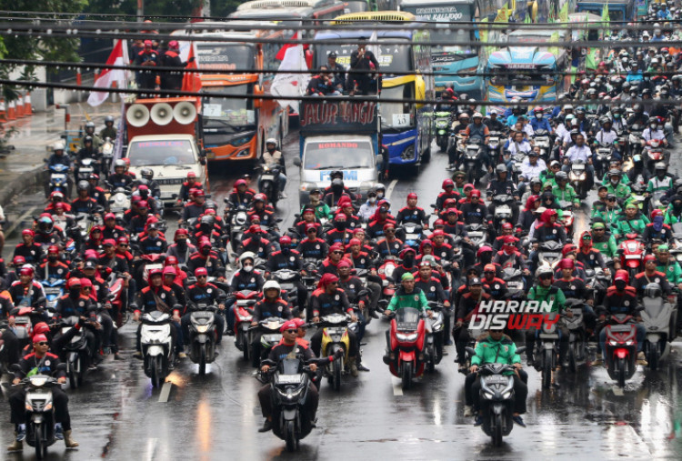 Serikat pekerja pun mendesak pemerintah membuka ruang dialog yang lebih luas sebelum menerapkan kebijakan tersebut. Mereka berharap regulasi yang lahir tidak hanya berfokus pada aspek kesehatan, tetapi juga mempertimbangkan keberlangsungan industri serta perlindungan jutaan pekerja yang bergantung pada sektor tembakau.