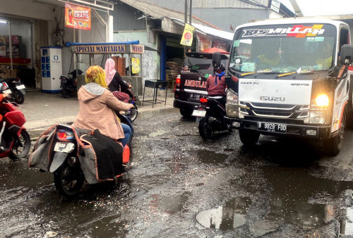 Jalan Rusak Jatiasih Makan Korban, Warga: Ganangan Air Berbau Busuk