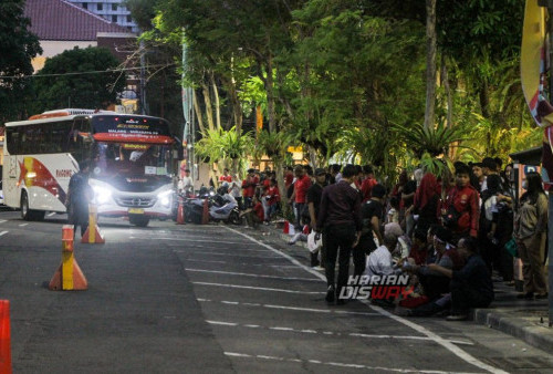 Terpaksa, bus yang hanya muat sekitar 25-31 penumpang itu diisi menjadi 40-50 penumpang, para suporter lebih memilih berdiri di bus dibandingkan terlambat, karena pertandingan Indonesia melawan Maroko dimulai pukul 19.00 malam ini di Stadion Gelora Bung Tomo (GBT). (Moch Sahirol/Harian Disway)
