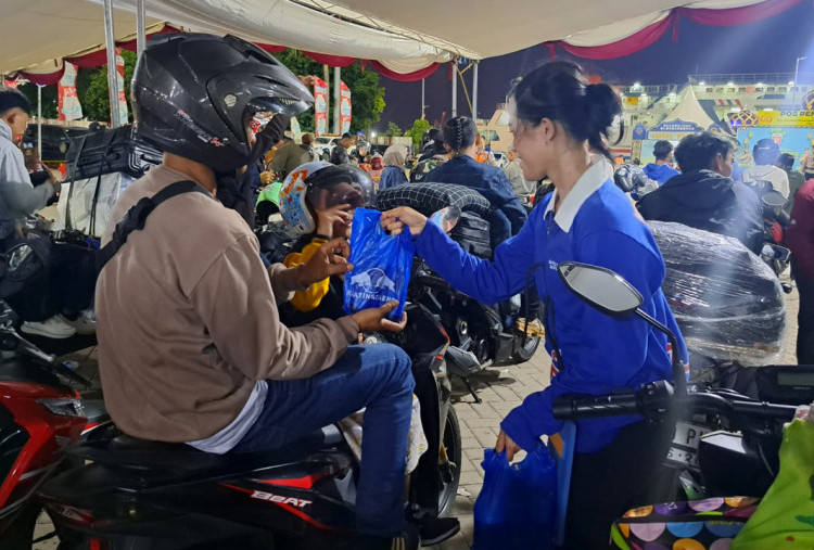 Mudik Makin Semangat bersama Kratingdaeng, Sambangi Pemudik Motor di Pelabuhan Ciwandan
