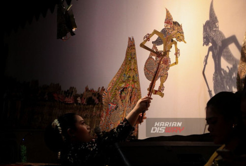 Ananda Kusuma Dewi selaku dalang dari pagelaran wayang yang berlangsung di Korem 084/Bhaskara Jaya, Surabaya, Jawa Timur, Jumat 6 Oktober 2023. Kesenian Wayang Kulit yang digelar dalam rangka HUT ke-78 TNI ini mengusung lakon Bimo Krido secara serentak di 78 titik di seluruh Indonesia termasuk di luar negeri. Untuk wilayah Jawa Timur digelar di 9 titik yaitu di Surabaya, Madiun, Mojokerto, Pacitan, Trenggalek, Ponorogo, Tulungagung, Blitar dan Kediri. (Moch Sahirol/Harian Disway)