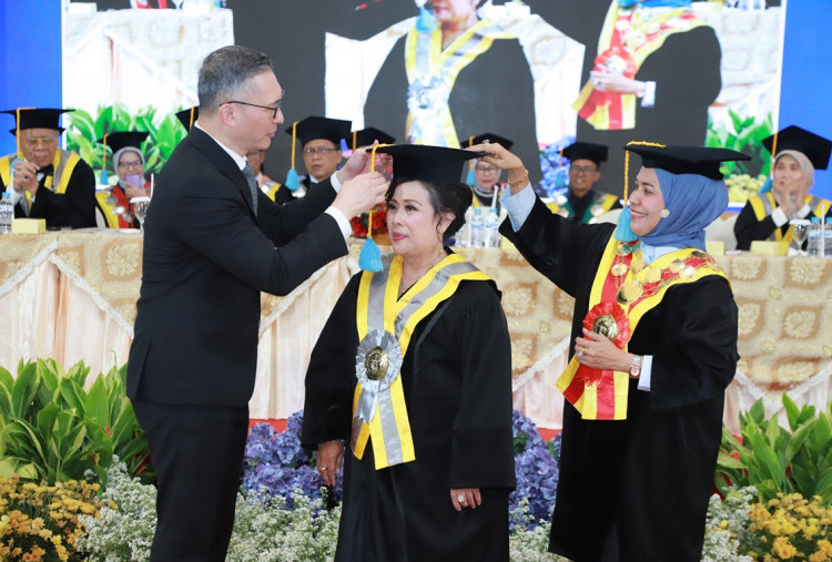 Pengukuhan Guru Besar Unitomo, Prof Ully Tampubolon Dorong Batik Indonesia Tembus Industri Fashion Dunia