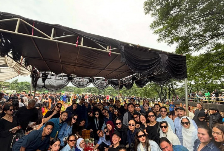 Makna Busana Biru dalam Pemakaman Vidi Aldiano, Warna Pembawa Keberuntungan