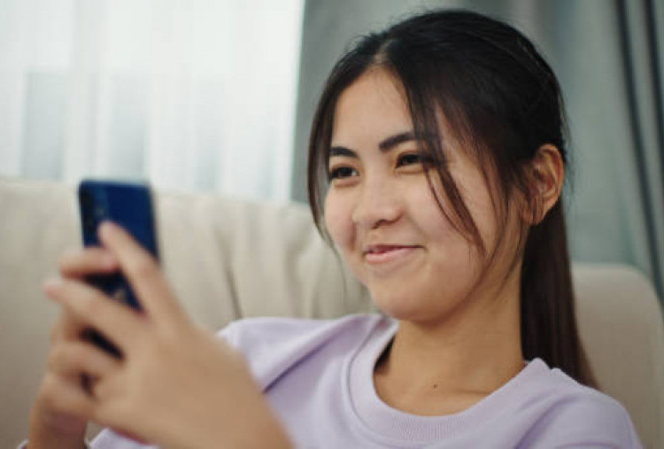 Cara Sehat Nikmati Media Sosial Tanpa FOMO