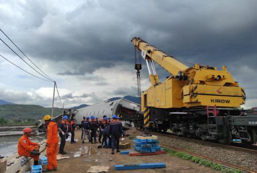 Kecelakaan Kereta di Cicalengka, Tim Gabungan Terjunkan Crane dari Solo Untuk Evakuasi Bangkai Kereta 