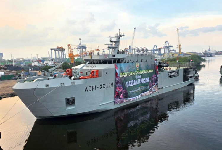 TNI AD Kirim Kapal ADRI XCII-BM ke Sumatra, Muat 88 Ton Bantuan Logistik