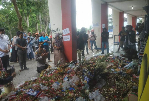 Kapolres Malang Berdoa di Depan Gate 13