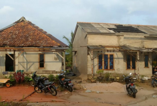 Puting Beliung Terbangkan Atap Delapan Rumah di Desa Kelabat