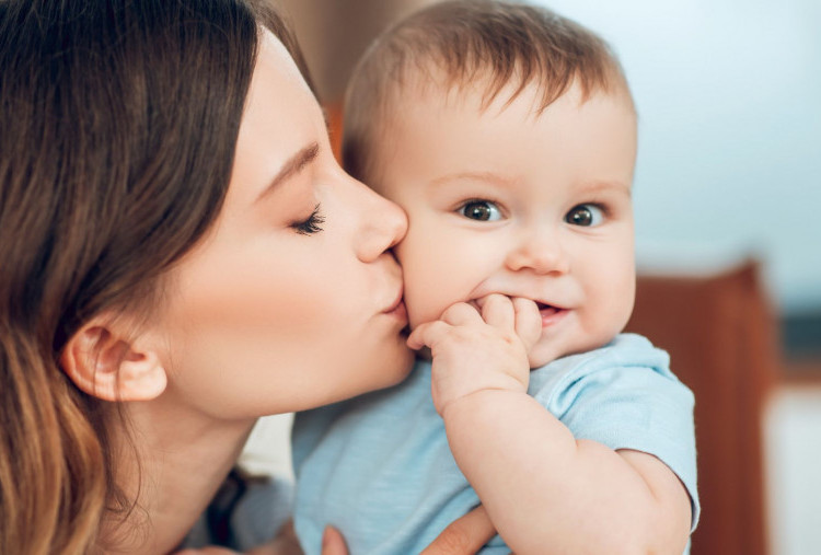Bahaya Mencium dan Menyentuh Bayi Sembarangan
