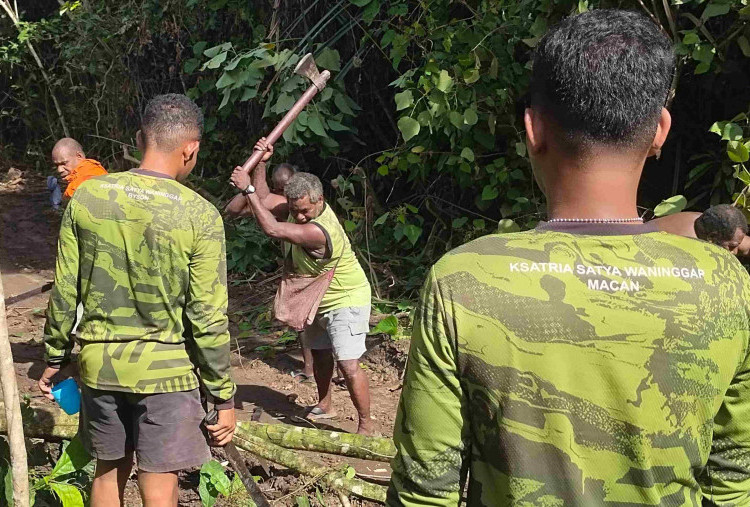 Gotong Royong Satgas TMMD Ke-128 Bersama Warga Bangun Kampung Hijau untuk Tanam Kakao