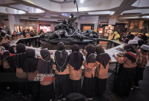 Siswa-siswi Sekolah Dasar (SD) mengunjungi pameran bersama Cross Musea (Pameran 4 Museum) yang digelar di  Museum 10 November di halaman Tugu Pahlawan Surabaya, Jawa Timur, Kamis (24/11/2022).