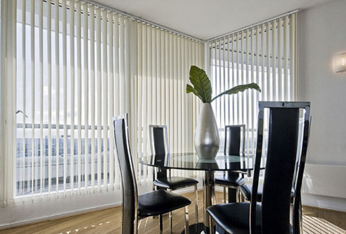 5 Tips Meningkatkan Produktivitas Kerja Melalui Penggunaan Roller Blinds dan Vertical Blinds di Jendela Kantor