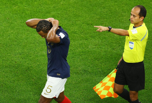 Bek Prancis Jules Kounde Pakai Kalung di Piala Dunia: Dia Percaya Takhayul!