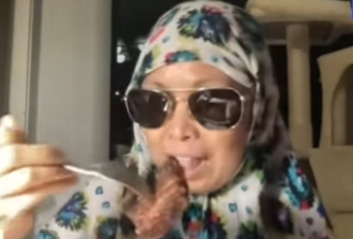 Viral Wanita Berhijab Pamer Makan Babi Kecap Sambil Ucapkan Bismillah-Surah Al Fatihah