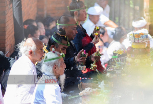 Dengan khusyuk Umat Hindu mengikuti Upacara Nata Jagat yang digelar di Pura Penataan Luhur Medang Kamulan, Gresik, Jawa Timur, Jumat (30/6/2023). Upacara Nata Jagat tersebut bertujuan munutup rangkaian Hari Lahir Pangcasila serta menjaga keharmonisan antara manusia dengan alam.