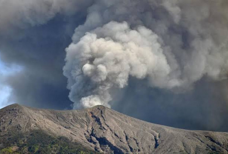 Pro Kontra Penutupan Permanen Gunung Marapi