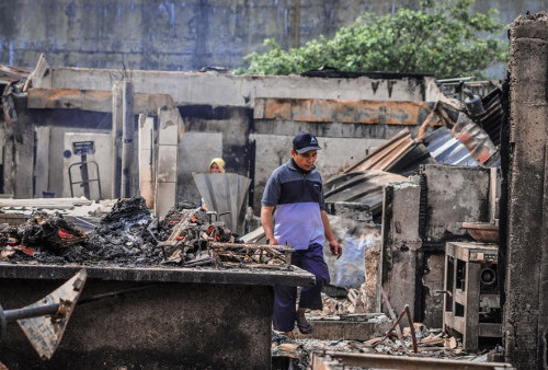 Warga coba mencari harta benda yang tersisa dan bisa diselamatkan paska kebakaran hebat di Pasar Ciputat