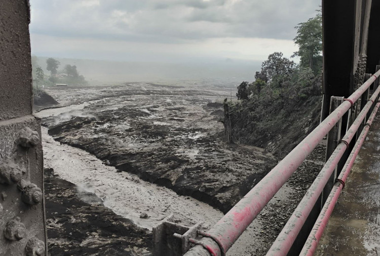 Para Pendaki yang Terjebak di Semeru Berhasil Turun dengan Selamat