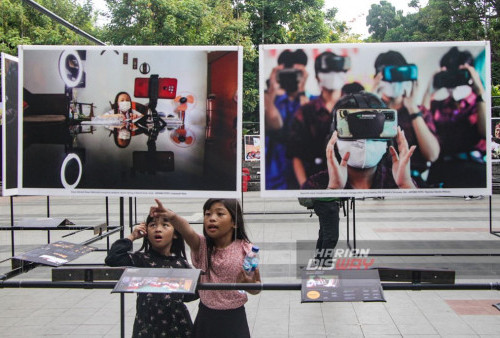 Pengunjung melihat karya foto dari pewarta foto Kantor Berita Antara yang dipamerkan di halaman Taman Bungkul Surabaya Jawa Timur, Rabu 29 November 2023. Pameran fotografi bertajuk 