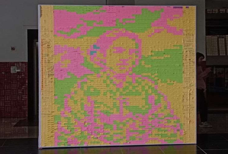 BEM Ubaya Buat Mozaik Kartini dari Ribuan Sticky Notes dalam Rangka Hari Kartini