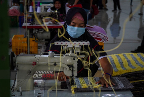 Pekerja menyelesaikan produksi alat kebersihan di pabrik baru PT Klinko Karya Imaji Tbk, Gresik, Jawa Timur, Kamis (15/12/2022). Pabrik baru seluas 4.000 meter persegi milik PT Klinko Karya Imaji Tbk tersebut memproduksi berbagai alat kebersihan seperti kain pel, serbet, dan keset berstandar Internasional yang berbahan dasar benang daur ulang dengan kapasitas produksi berkisar 125.000 buah per bulan. Dari hasil produksi tersebut, alat kebersihan itu dipasarkan di seluruh Indonesia dan diekspor ke sejumlah negara di Asia, Amerika, Afrika, dan Eropa.