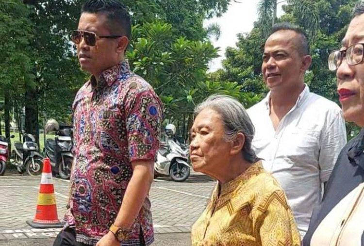 Nenek Elina Penuhi Panggilan Polda Jatim Terkait Dugaan Pemalsuan Dokumen Tanah