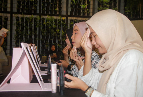 Lomba Live Make-up Meriahkan Sewindu MaxOne Hotel Tidar