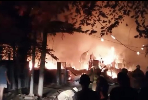 Gudang Triplek Kebakaran di Duren Sawit, 22 Mobil Pemadam Kebakaran Diterjunkan
