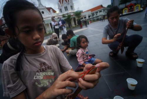 anak mencoba permainan tradisional Bedhil Karet sambil menunggu waktu berbuka puasa (ngabuburit) di Alun-alun Surabaya, Jawa Timur, Minggu (26/3/2023). Ngabuburit dengan bermain permainan tradisional bersama Komunitas Kampoeng Dolanan Surabaya itu sekaligus mengkampanyekan beragam permainan tradisional serta mengingatkan kembali tentang sebuah tradisi ngabuburit positif dalam lingkungan anak-anak. (foto: Julian Romadhon)
