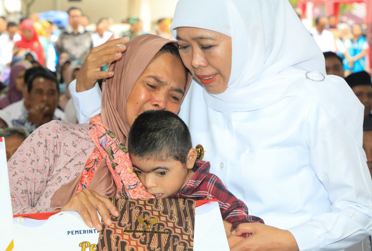  Gubernur Khofifah Salurkan Bantuan Rp 5,935 Miliar di Madiun 