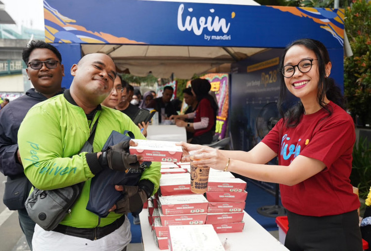 28 Tahun Bank Mandiri, Berbagi Apresiasi Bersama Pekerja Rentan melalui 'Livin Mandiri Berbagi'
