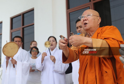 
Bante Viriyanadi Mahathera bersiap melepaskan 2 burung kecil ke alam bebas di sela -sela perayaan Trisuci Waisak di Wihara Buddhayana  Dharmawira Center ( BDC ) Surabaya ,23 Mei 2024 .Pelepasan dua burung itu disusul denna melepaskan sejumlah burung lainnya  dalam satu sangkar oleh umat Buddha Wihara tersebut.  Pelepasan burung ke alam liar ini sebagai simbol pelepasan kesengsaraan atau dalam arti sikap menolang dalam kehidupan bermasyarakat.  Fotografer Boy Slamet- Harian Disway.