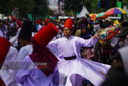 Penari Sufi menari berputar dengan menggunakan baju dan kopiah khas seorang Sufi saat menari dalam kegiatan Karnaval Budaya Nusantara di Alun-alun, Sidoarjo, Jawa Timur, Selasa (7/2/2023).

Kegiatan Karnaval Budaya Nusantara yang digelar di Alun-alun tersebut adalah rangkaian peringatan Harlah 1 Abat NU yang digelar di Gor Sidoarjo. Tak hanya untuk memeriahkan saja pertunjukan tari Sufi tersebut juga untuk memecahkan catatan Museum Rekoe Dunia Indonesia (Muri) pertama tari Sufi terjatuh sepanjang 2 KM.