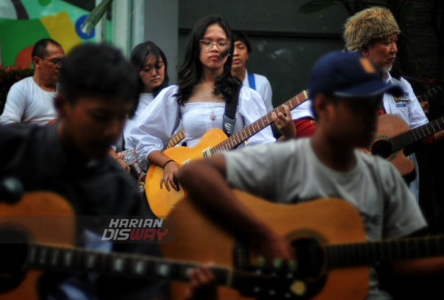 Gitaris dari berbagai komunitas Kota Pahlawan yang tergabung di Gitaris Sehati  menunjukan aksinya di Regantris Hotel Surabaya, Jawa Timur, Minggu (19/2/2023). Dalam kegiatan itu Gitaris Sehati dan Regantris Hotel Surabaya mengapresiasi serta memberikan wadah untuk para gitaris agar eksis kembali di blantika musik tanah air. (foto: Julian Romadhon)