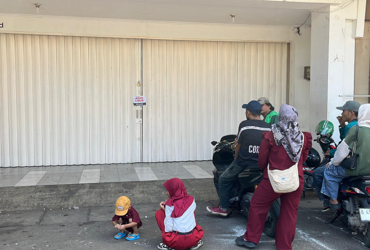 Warga Bekasi Tetap Datangi Ruko World App Meski Sudah Dibekukan Komdigi
