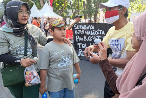 Mahasiswa ITS dan Kelompok Massa Gelar Aksi Tolak Reklamasi di Surabaya, Bagikan Cangkang Karang ke Warga