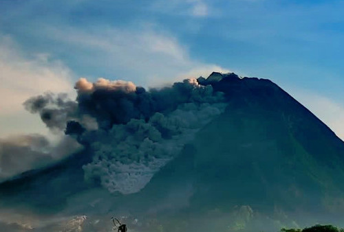 Gunung Merapi Terpantau Gugurkan Lava Pijar 7 Kali Hari Ini