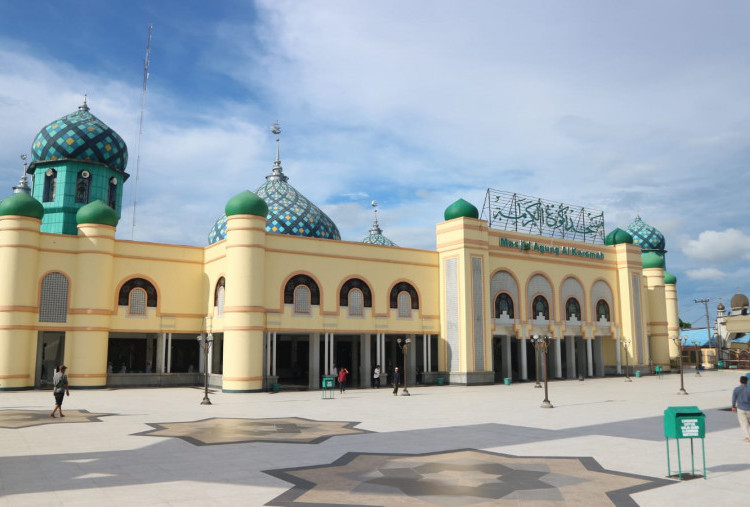 Harian Disway X Grand Qin Hotel (2): Peluk Pilar Masjid Agung Al Karomah, Niscaya Keinginan Dikabulkan