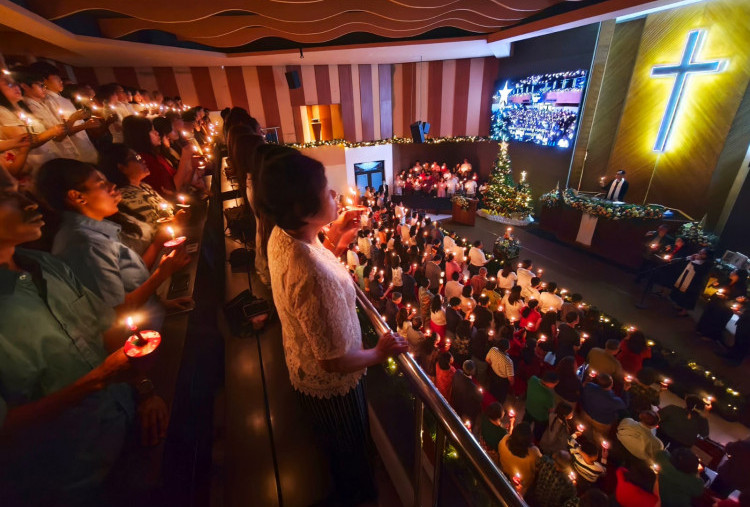 Khidmat Ibadah Malam Natal di GKI Satelit Darmo Surabaya, Allah Menubuh di Tengah Keprihatinan