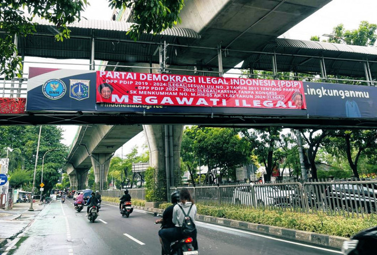 Muncul Spanduk 'PDIP Partai Ilegal' di Sejumlah Ruas Jalan, Begini Tanggapan Jubir