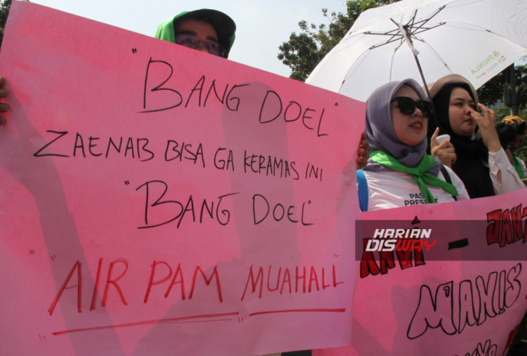Para penghuni rusun dan pemilik apartemen ini memprotes kebijakan penggolongan pelanggan air bersih Perusahaan Air Minum (PAM) Jaya. Kebijakan ini tercantum dalam Keputusan Gubernur (Kepgub) DKI Jakarta nomor 730 tahun 2024 tentang Tarif Air Minum PAM Jaya.
