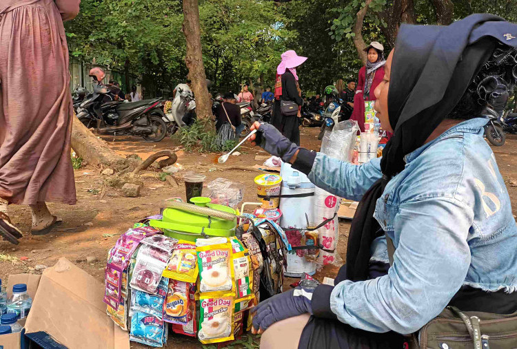 May Day 2025 di Monas: Ribuan Buruh Turun ke Jalan, Pedagang Kopi Raup Rezeki