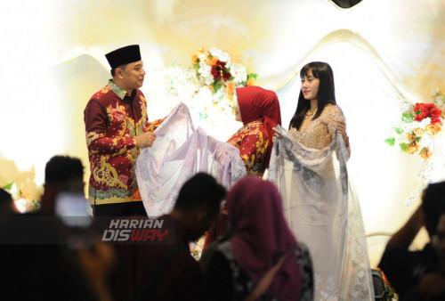 Walikota, Eri Cahyadi (kiri) melihat kain karya Citra Octaviani saat berlangsungnya Wedding Showcase di Hotel Garden Palace Surabaya, Jawa Timur, Sabtu (1/7/2023). Wedding Showcase yang mengusung tema 